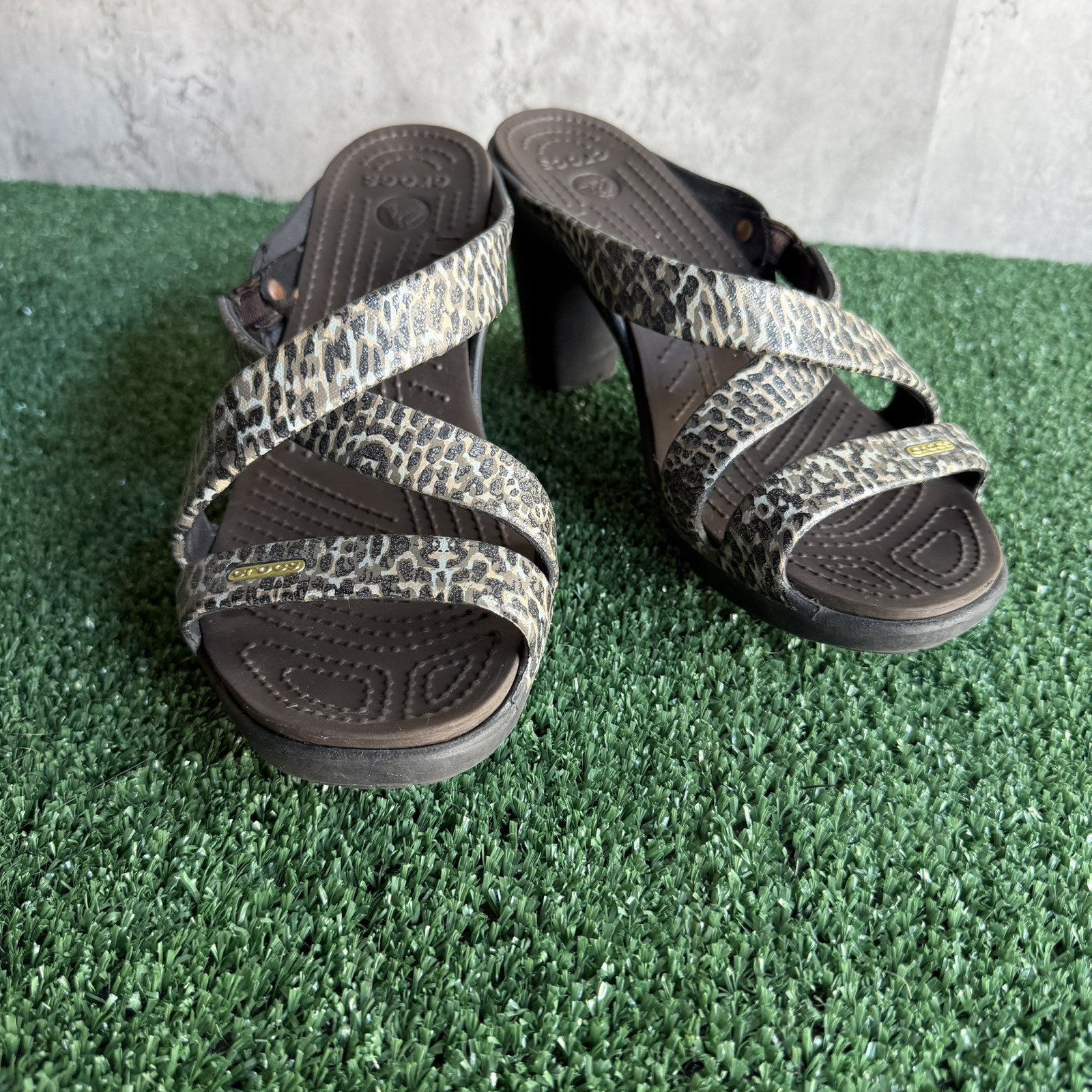 Crocs Women’s Leopard Print Strappy Heeled Sandals Size 8W Black & Grey /khaki