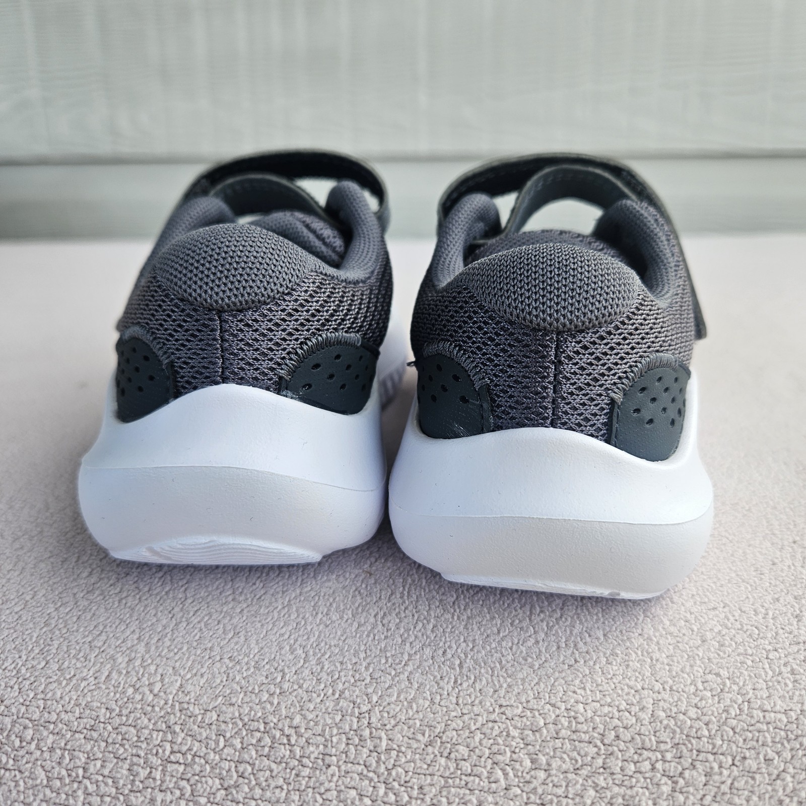 Under Armour UA BPS Surge 4 AC Hook & Loop Sneaker Youth SZ 11K Grey Athletic