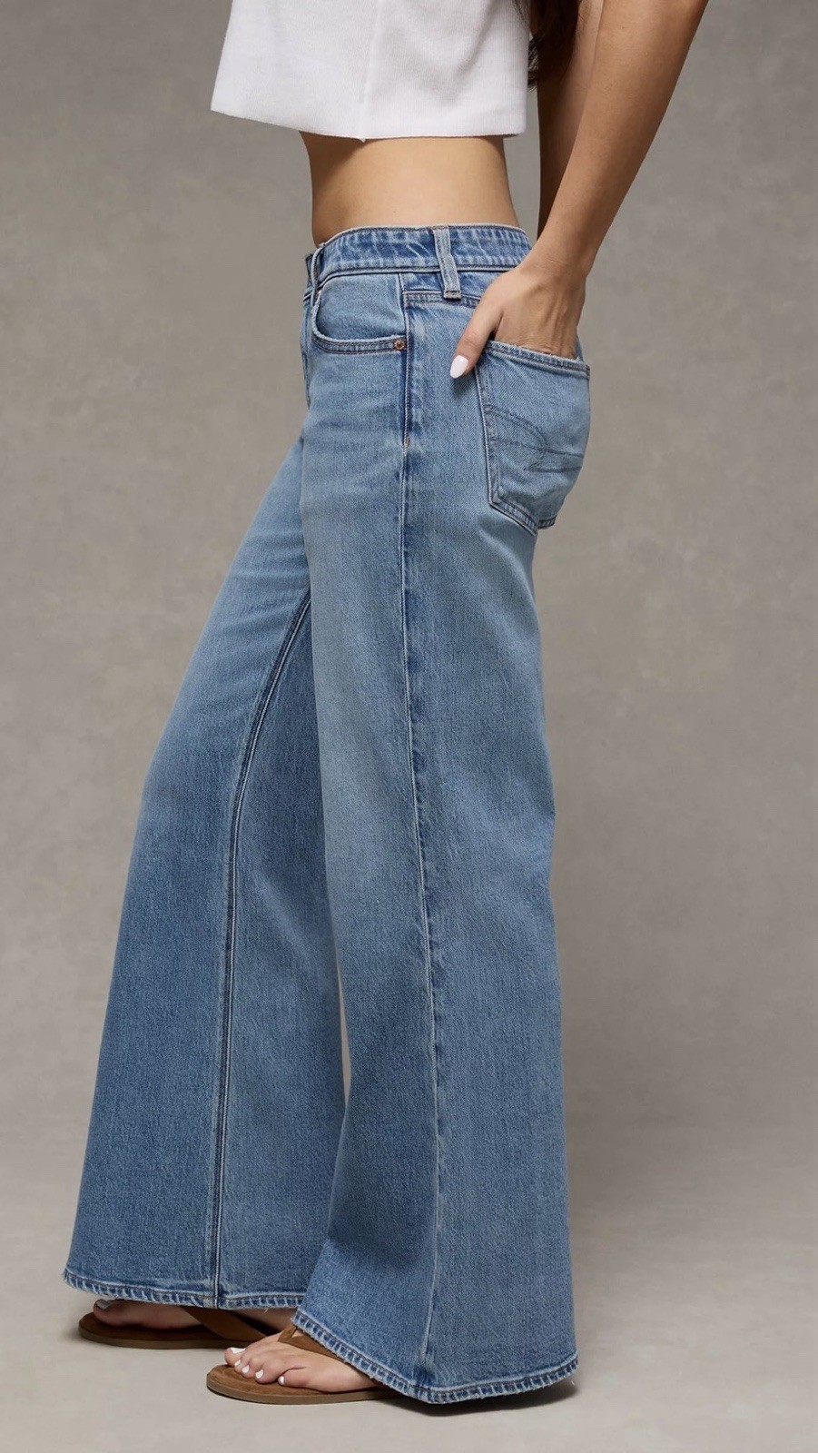 American Eagle Women’s Low Rise Flare Jeans-Medium Wash- Size 6 Reg