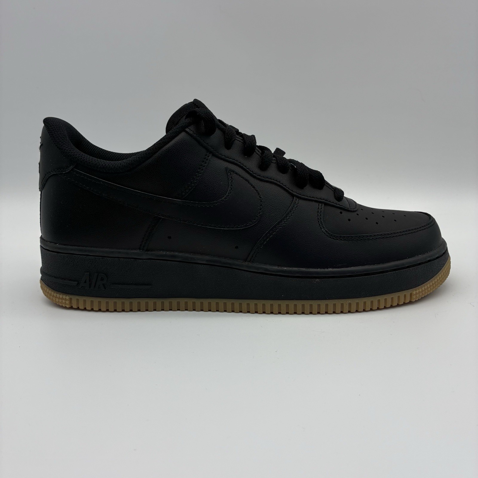 Nike Air Force 1 07 Low Black Gum DZ4404-001 NWOB Men Size 10.5