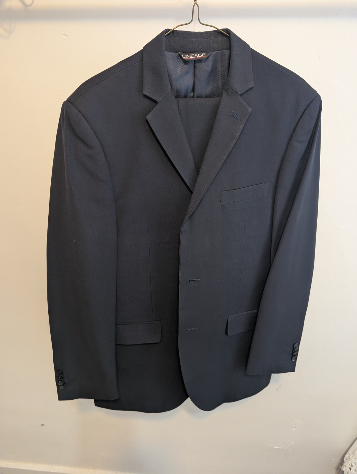Lineage Men’s 2-Piece Navy (or Black?) Dress Suit Size 34R