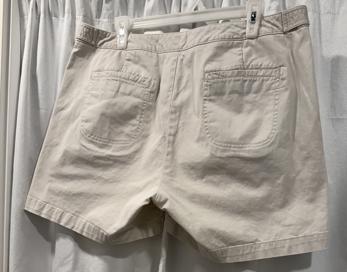 Docker’s Collection Women’s Size 16 Shorts, Flat front, Pockets, Buttons, Beige