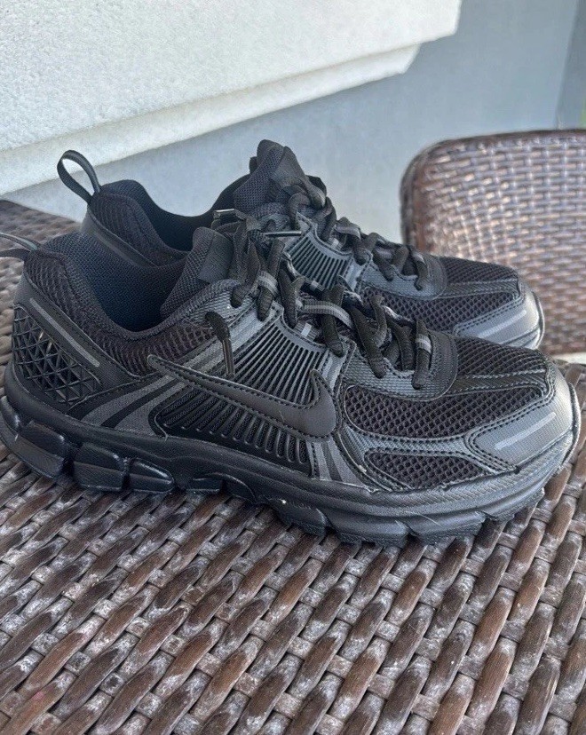 Brand New Nike VOMERO 5 Black Never Worn Size 5.5 Y Which Is 7 In Women !!