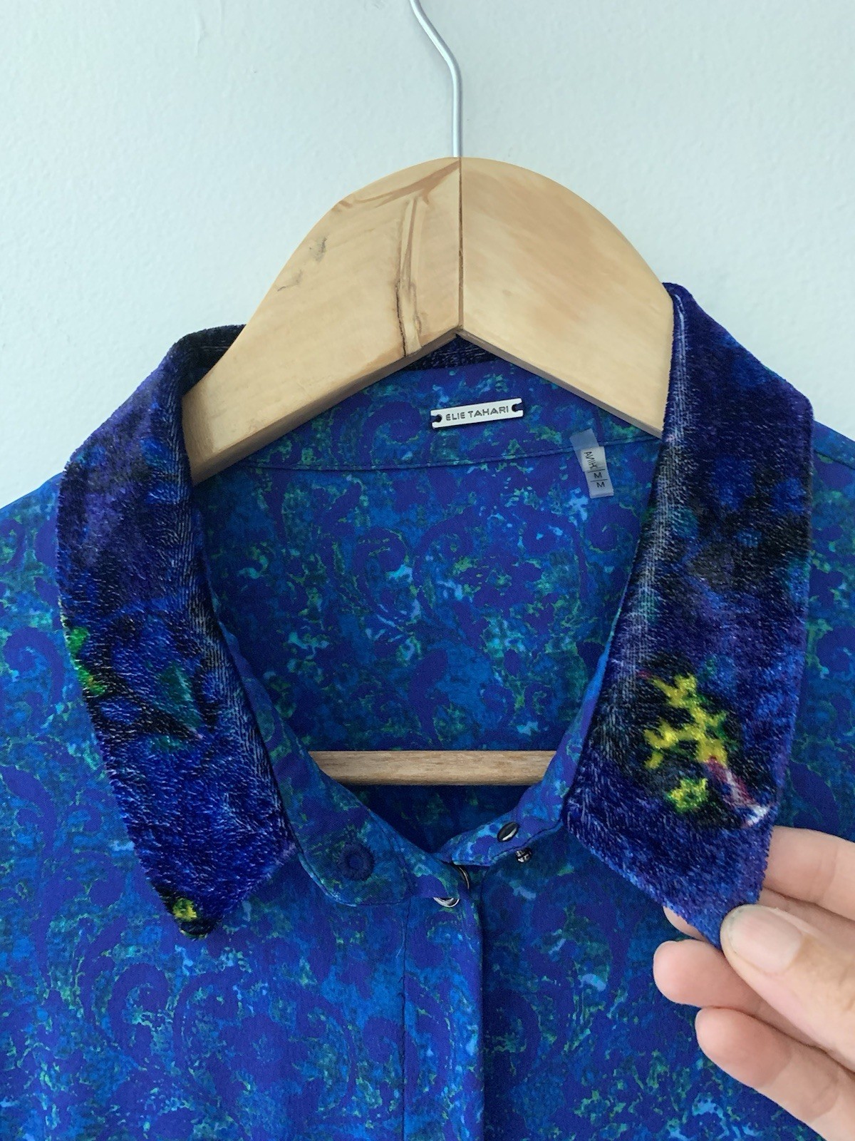 Elie Tahari 100% Silk Blouse M Velvet Cuffs And Collar Open Back Snap Buttons
