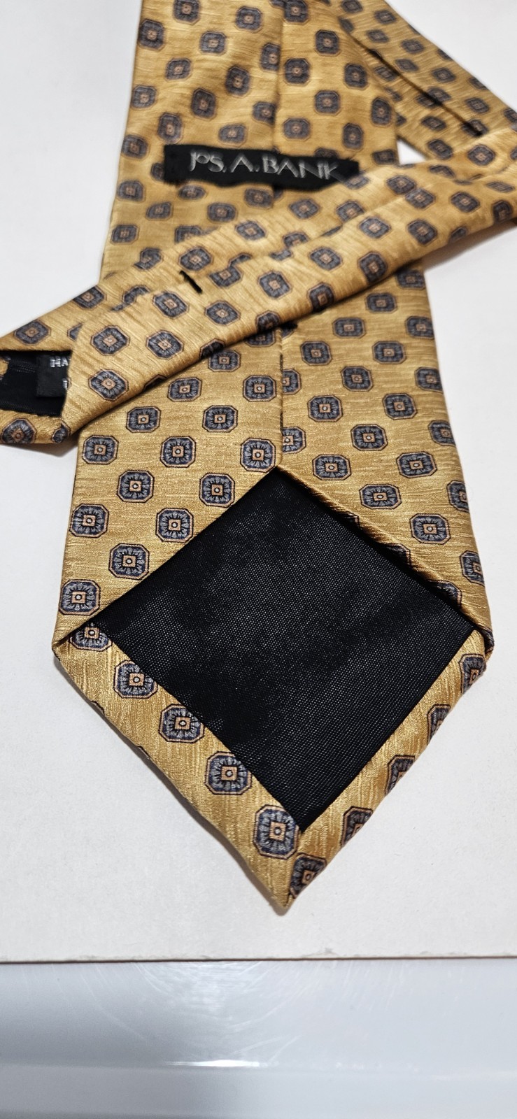 Jos A Banks Men’s Silk Tie Gold With Medalions 59×3 3/4 Wide Made In USA.