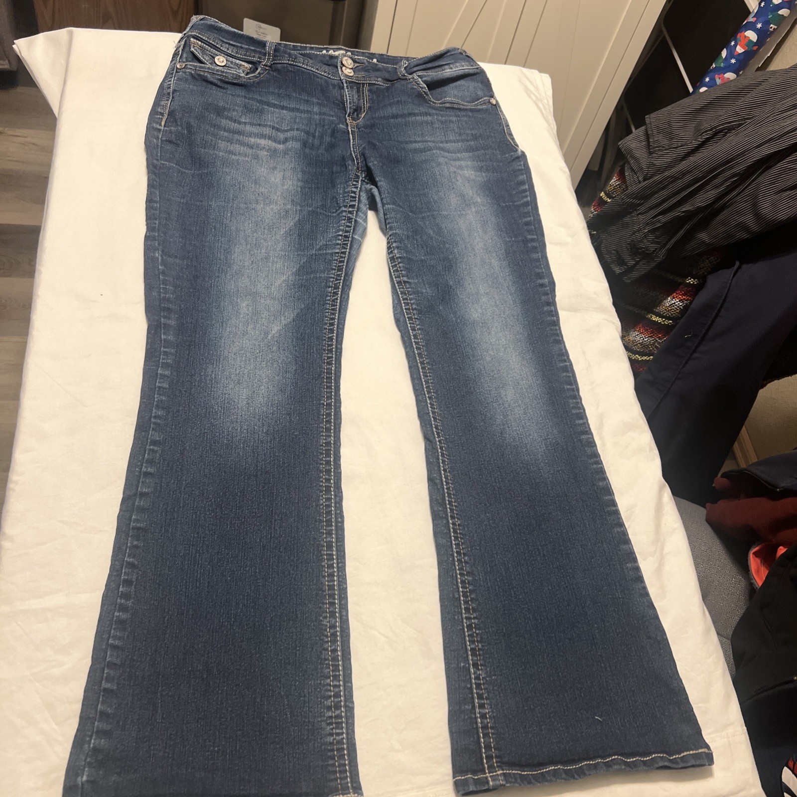 Wildflower Legendary Fit Blue Jeans Womens Size 13 Cotton/Poly/Spandex blend EUC