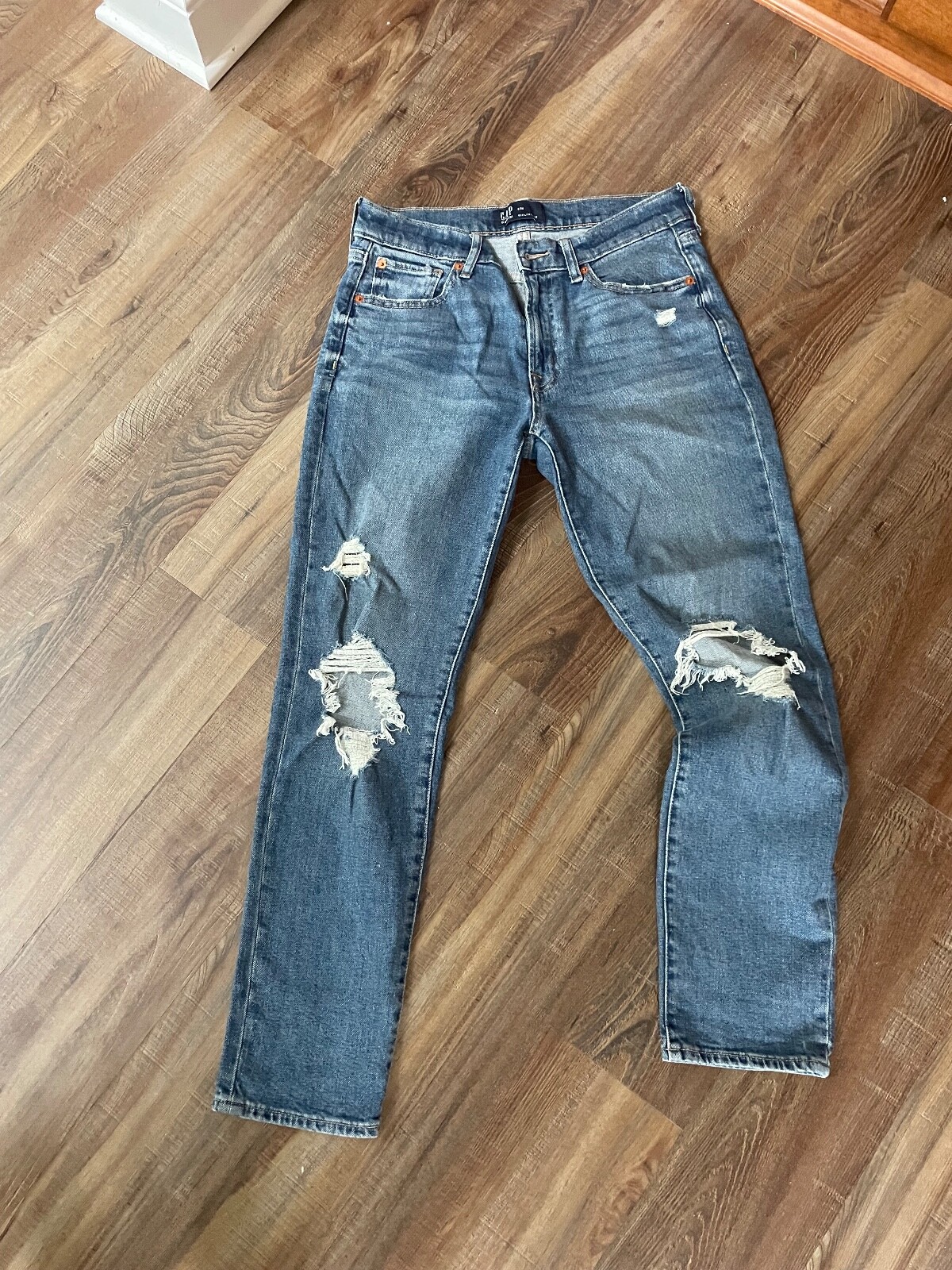 EUC GAP Girlfriend Distressed Blue Jeans Size 2/26R 2 26 Regular light wash