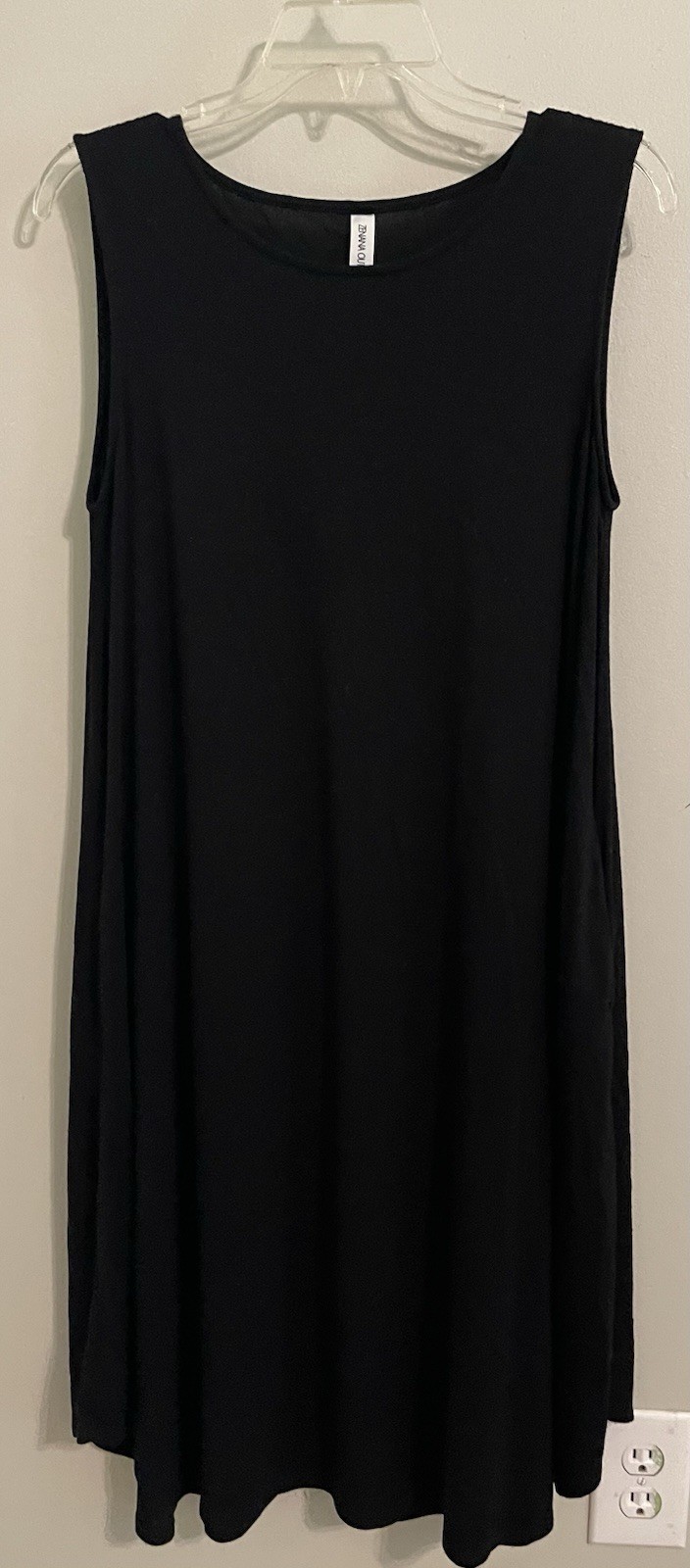 Zenana Outfitters Women’s Shift Dress Black Solid Round Neck Sleeveless M