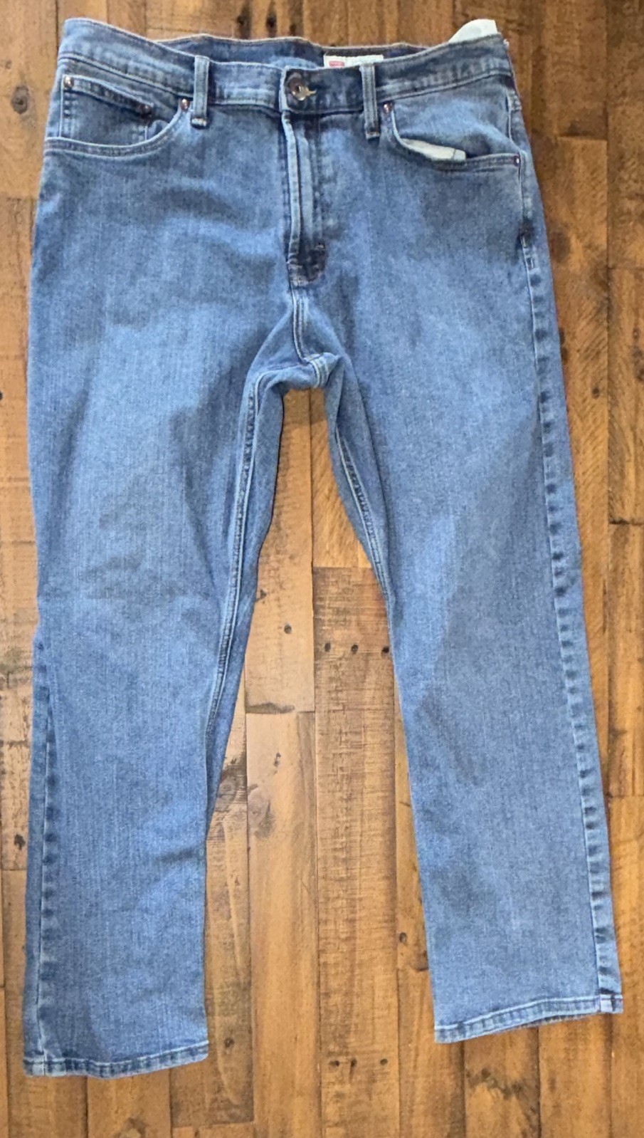 Wrangler Men’s Straight Fit Blue Light Wash Stretch 5-Pocket Jeans