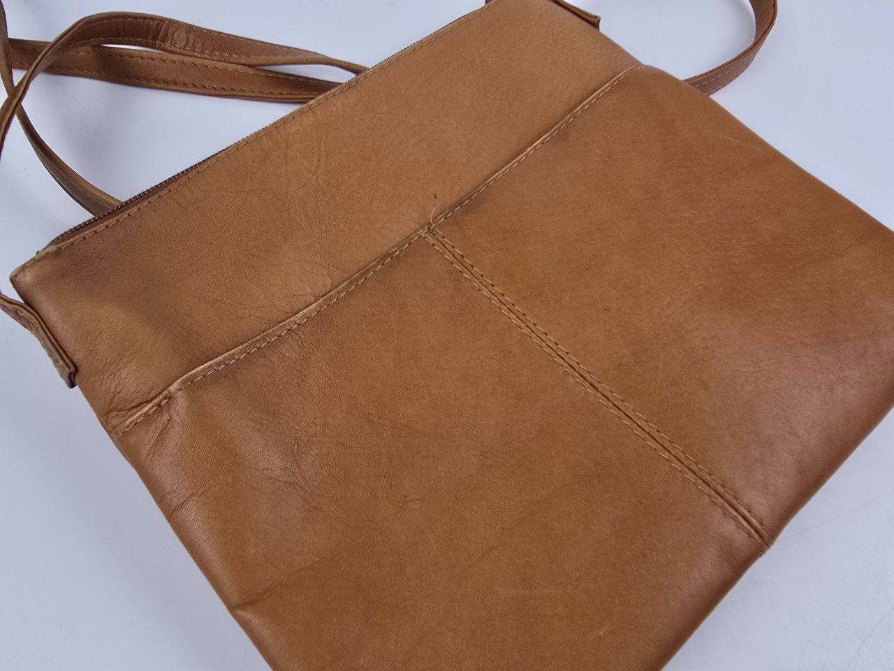 Le Donne Crossbody Shoulder Bag Leather Tan Front Zip Pocket