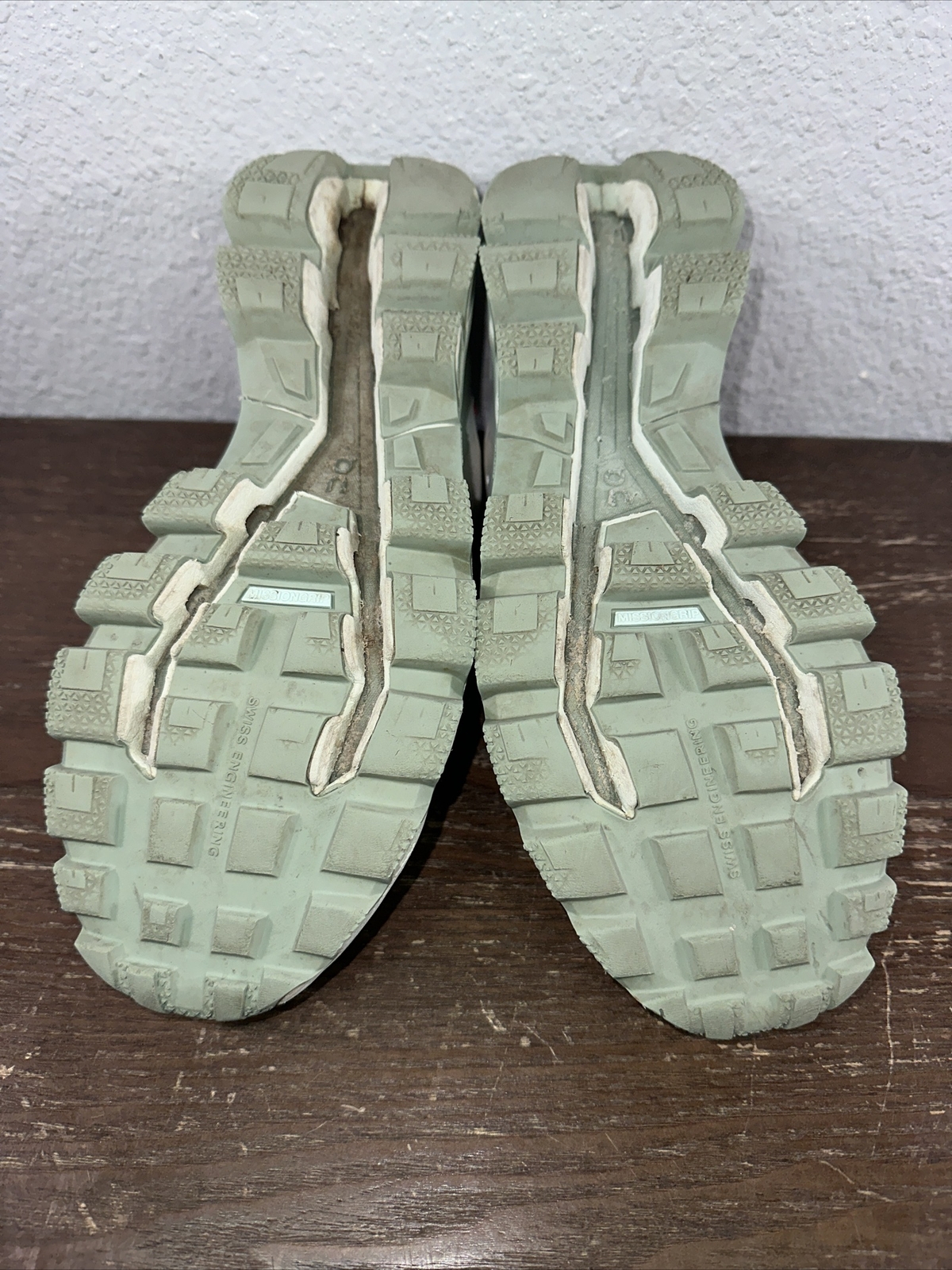 OnCloudventure Trail Running Shoe – Women’s Size 10 (White/Moss)