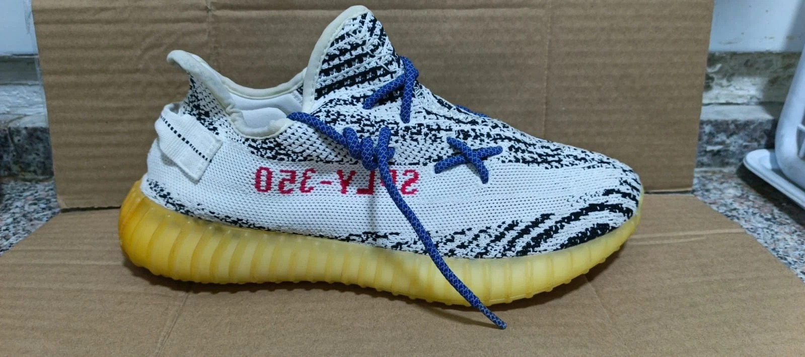 Size 8.5 Men adidas Yeezy Boost 350 V2 Zebra Pre Owned CP9654