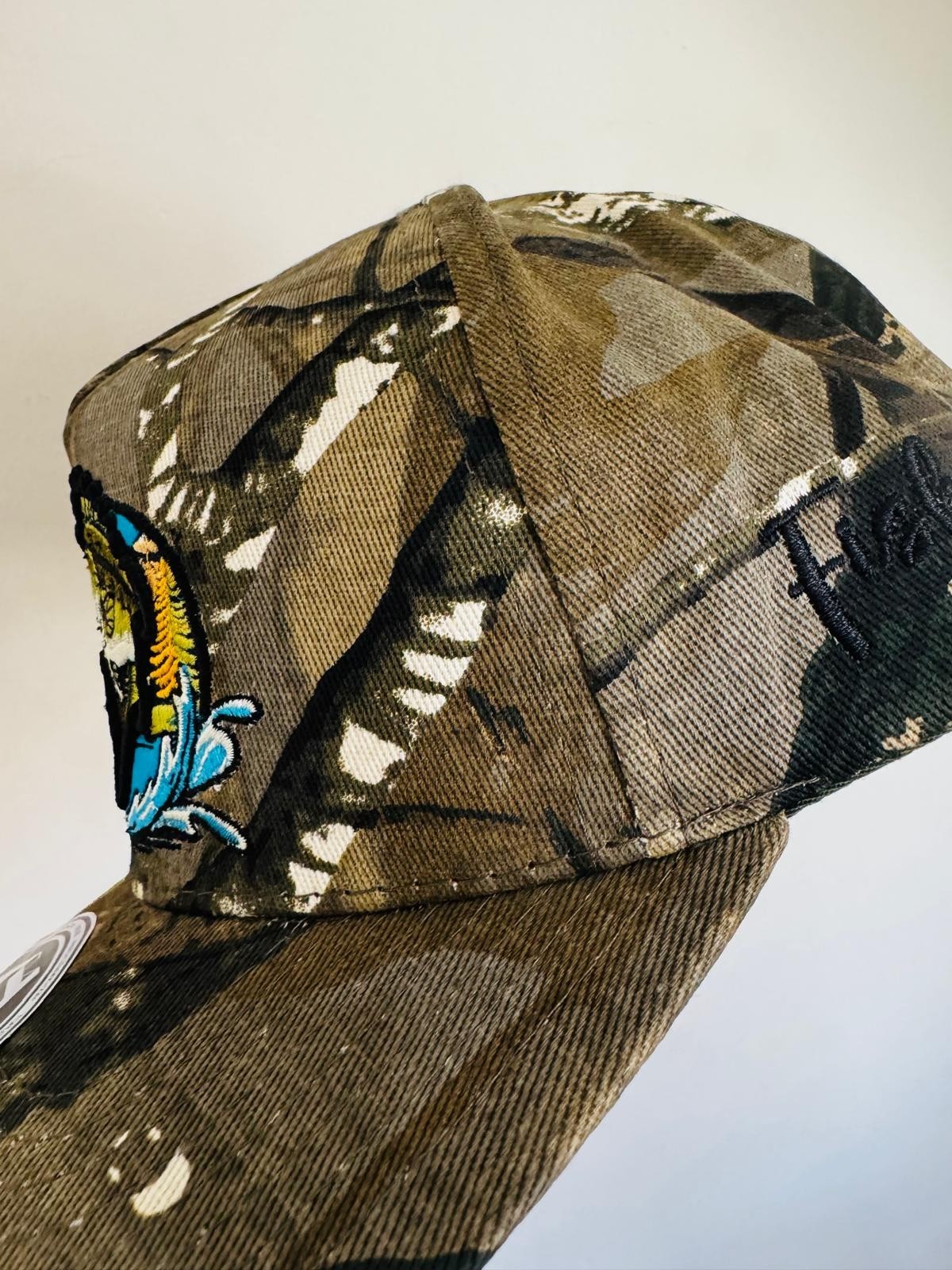 Men’s Camo Snapback Hat – Embroidered Bass Fish Design-Camo Gr