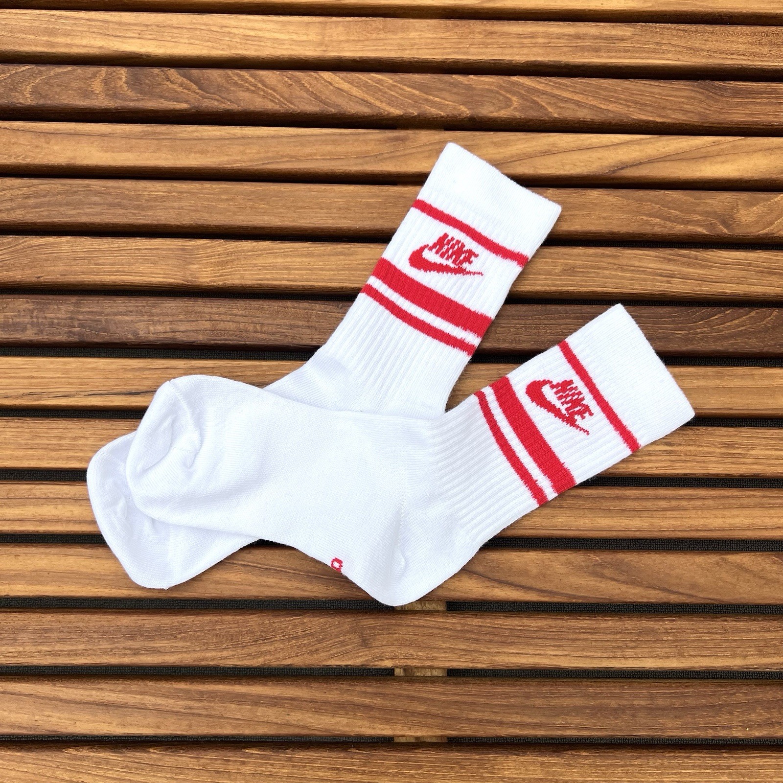 Nike Men white with red stripe logo crew socks size M or L