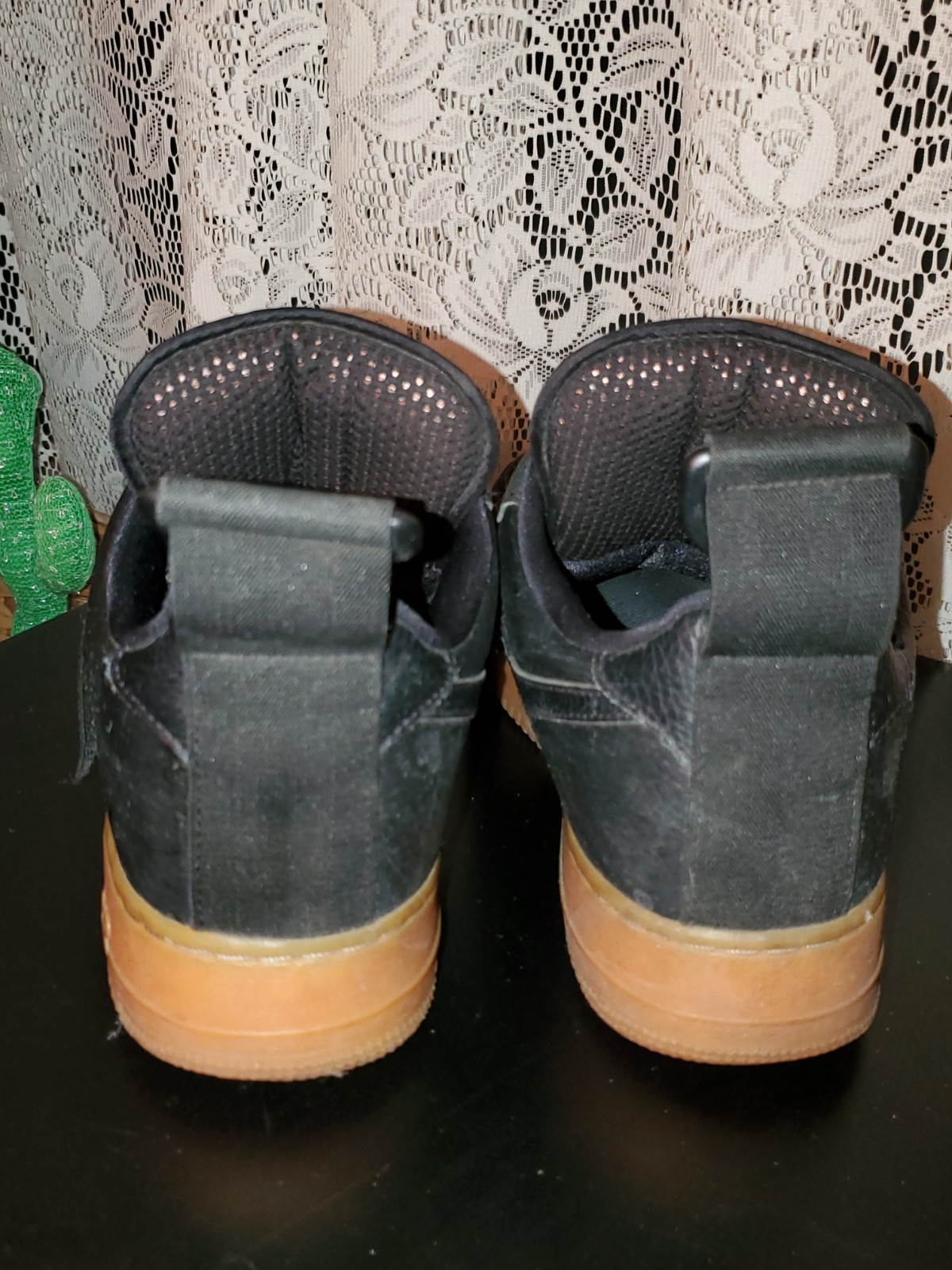 Nike Men’s Low Top Athletic Sneakers Black Solid Buckle Hook & Loop Gum Sole