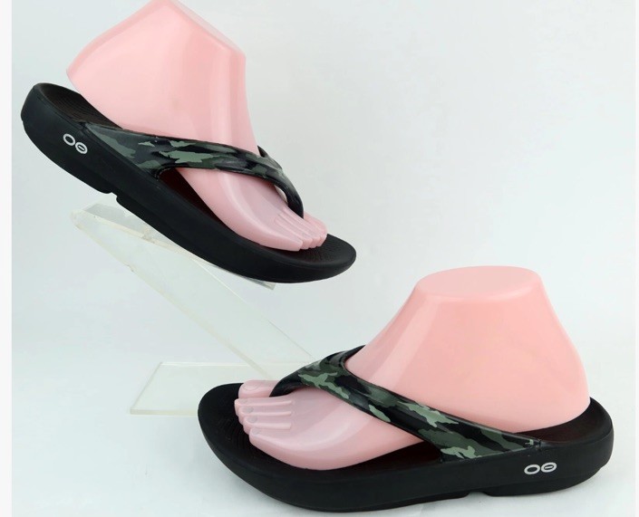 OOFOS OOlala Womens Thong Recovery Sandals Black Green Camo Sz 8