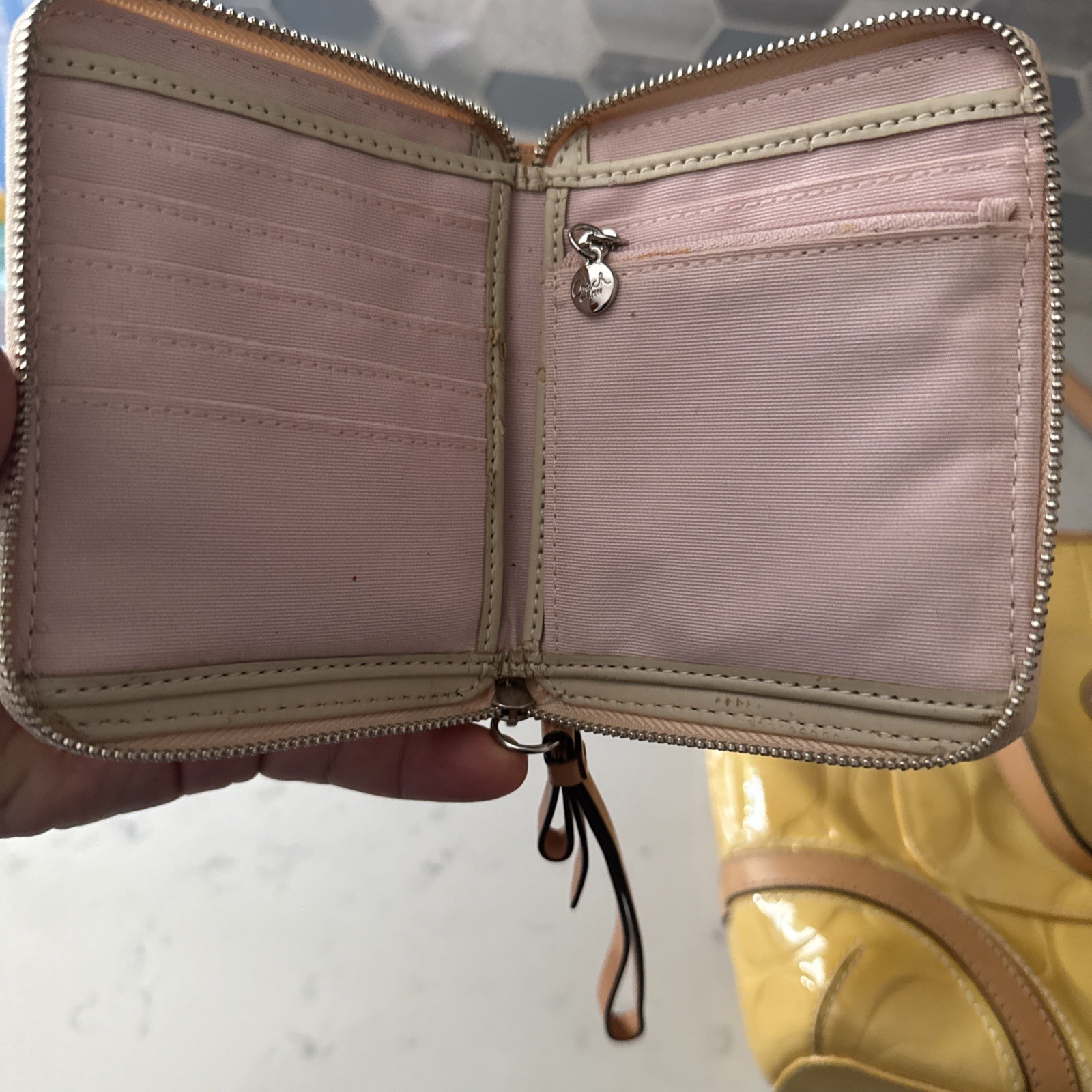 VTG Coach Peyton F22322 Patent Leather Embossed Tote Yellow Tan Trim Bag Wallet