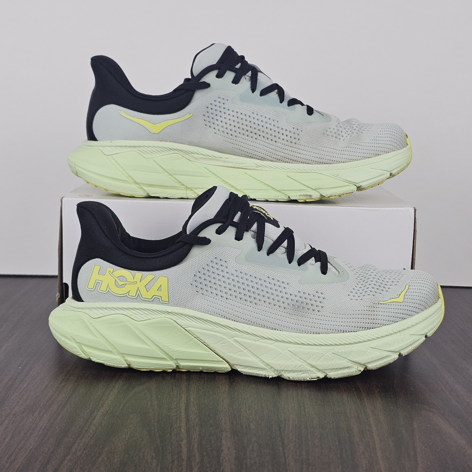 HOKA Arahi 7 Running Shoes – Light Grey / Neon Green – UK 9 EU 43 1/3