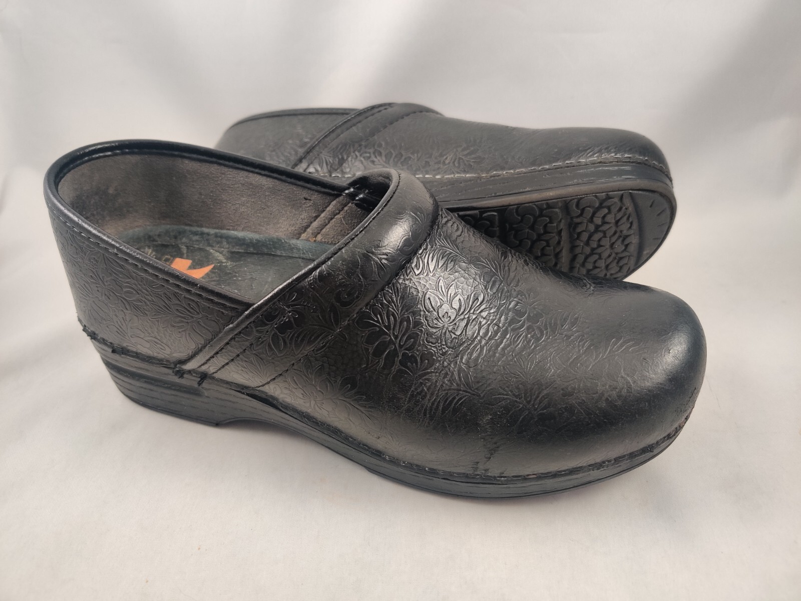 Dankso XP Women’s Black Floral Tooled Leather Clogs EU size 40, US Size 9-9.5