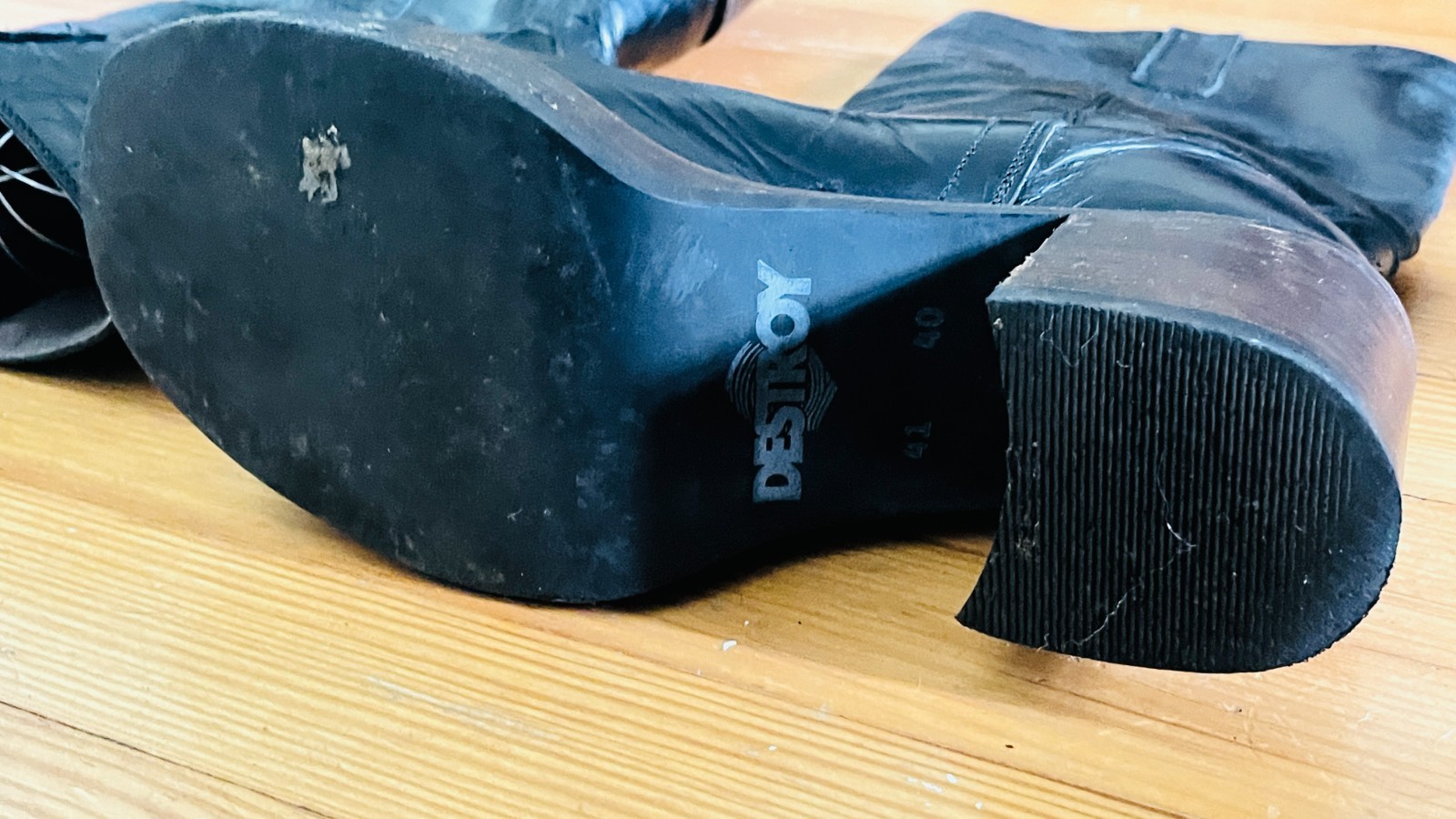 Vintage Destroy Black Patent Leather Platform Campus Boots 40/41