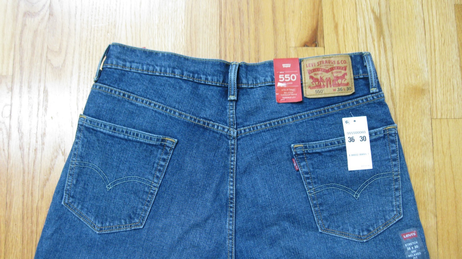 NWT – Levi’s 550 Relaxed Fit Tapered Leg Blue Med Stonewash Jeans – size 36/30