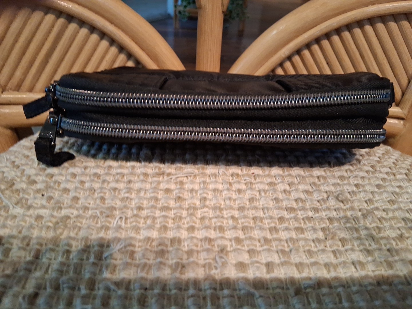 Lug Coupe SE without Strap Bag Resort Black Attaches to Belt 2 Zip Compartments