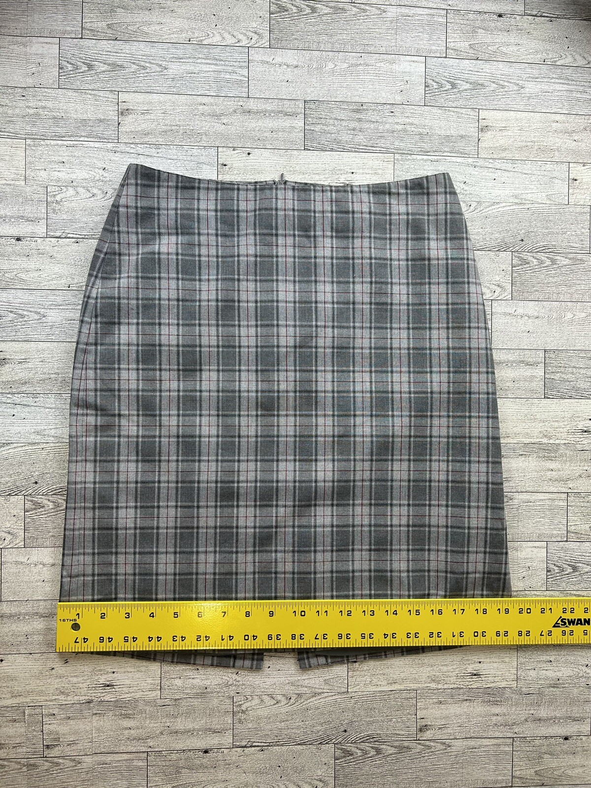 Tommy Hilfiger Skirt Size 4 Knee Length Gray Red Plaid Lined Slit Pencil