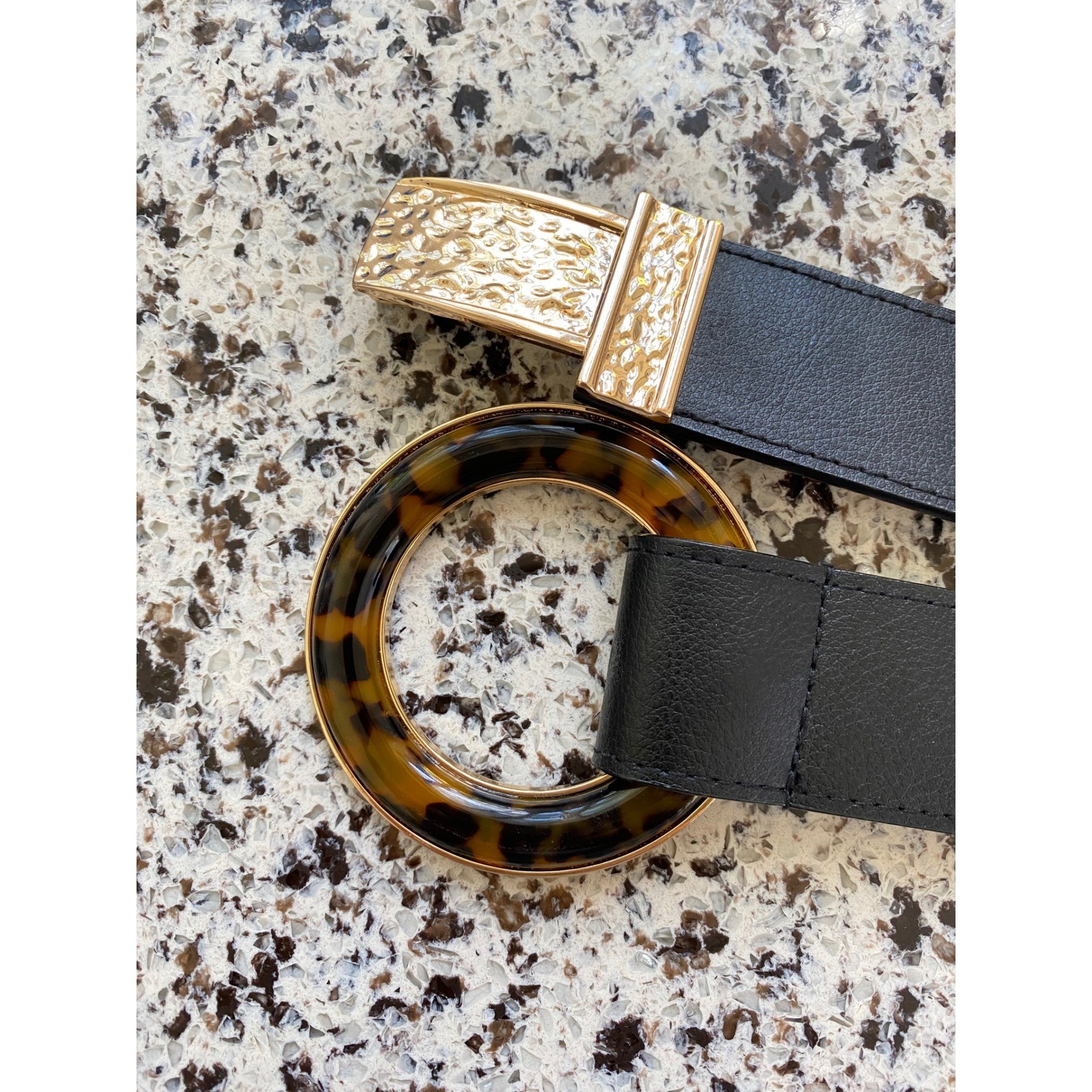 Chico’s Statement Belt Size S Black Tortoiseshell Buckle Gold Hook Elastic Waist