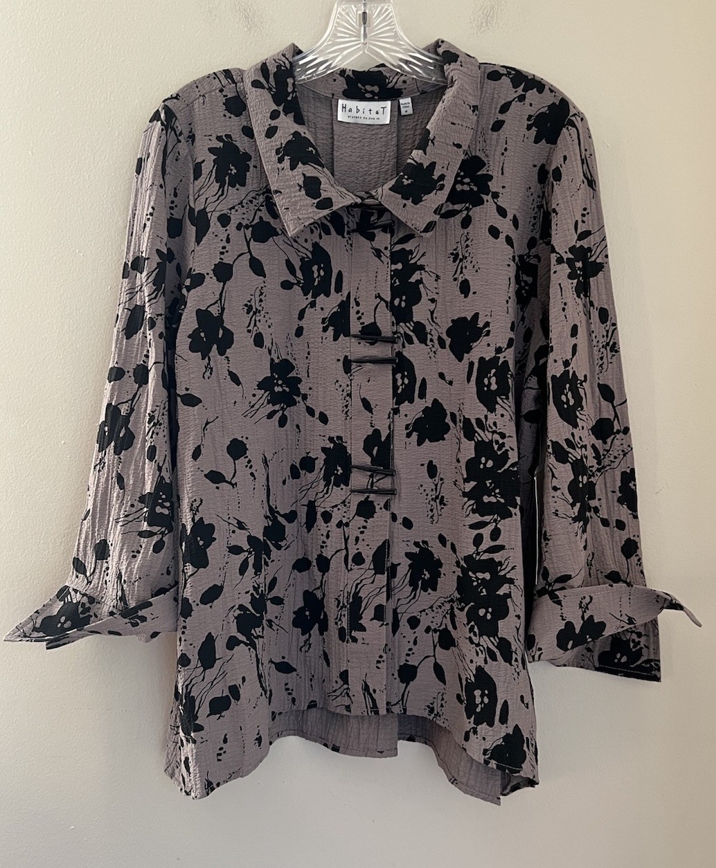 Habitat NWT Floral Blouse Shirt Women’s M Funky Button Up Taupe Black Textured