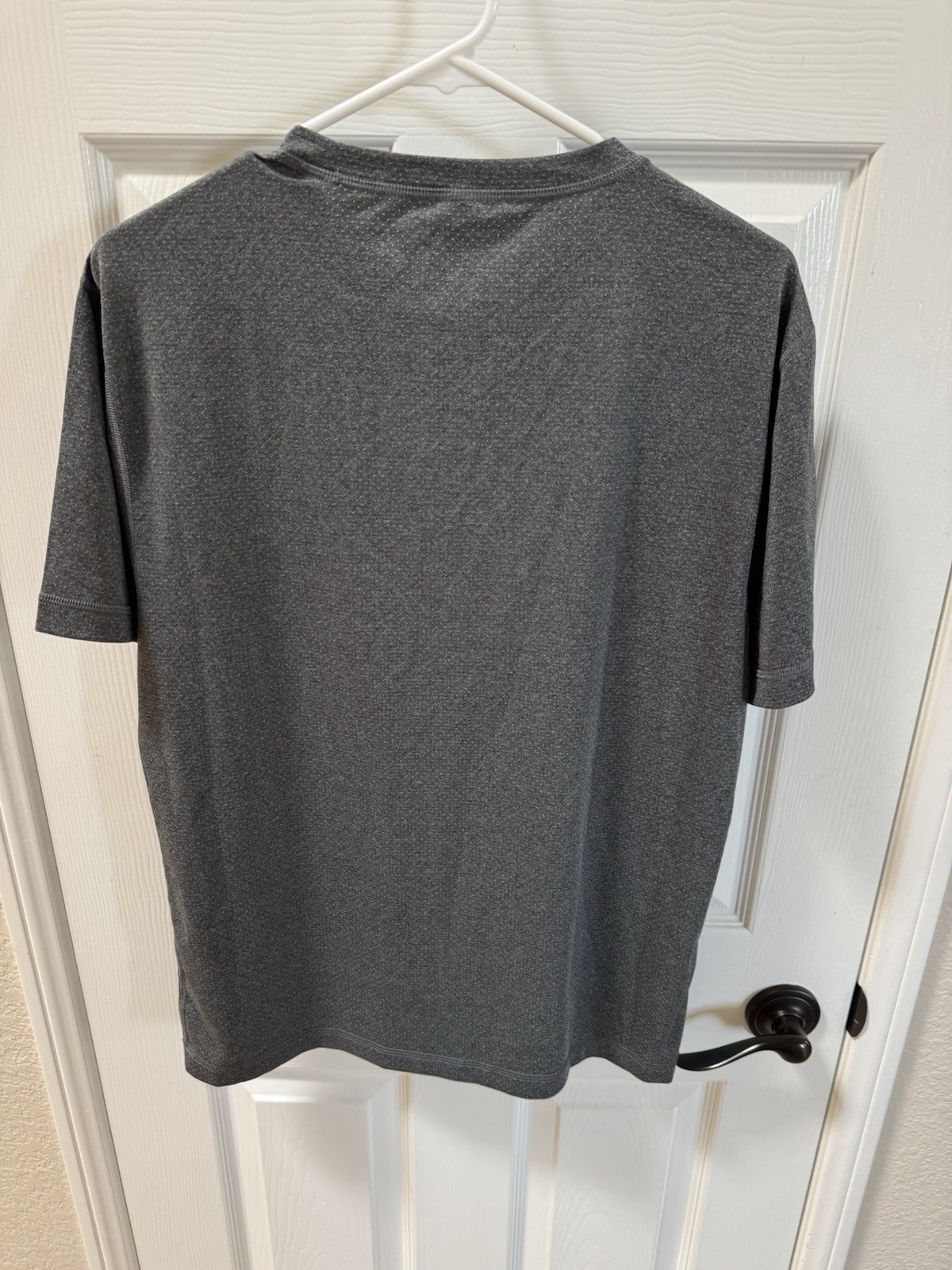 Vuori Tradewind Performance Tee Shirt 2.0 Black Heather Mens Size Medium