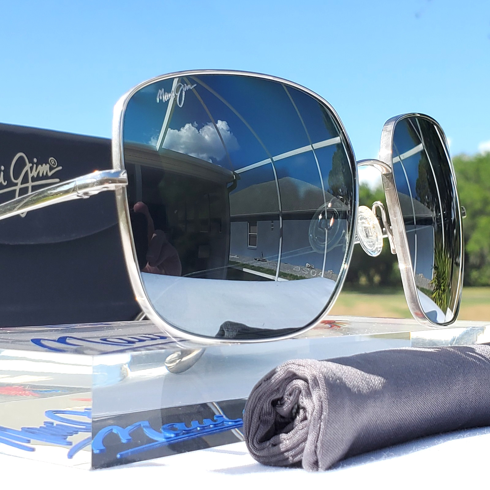 Maui Jim “TRITON” 546-17 Gloss Silver Pure Titanium Frames/Grey Oversized Lenses