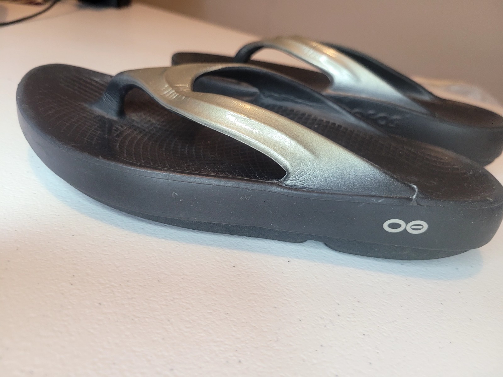 Oofos Oolala Recovery Thong Sandals Flip Flops Womens 6 Silver Metallic Comfort