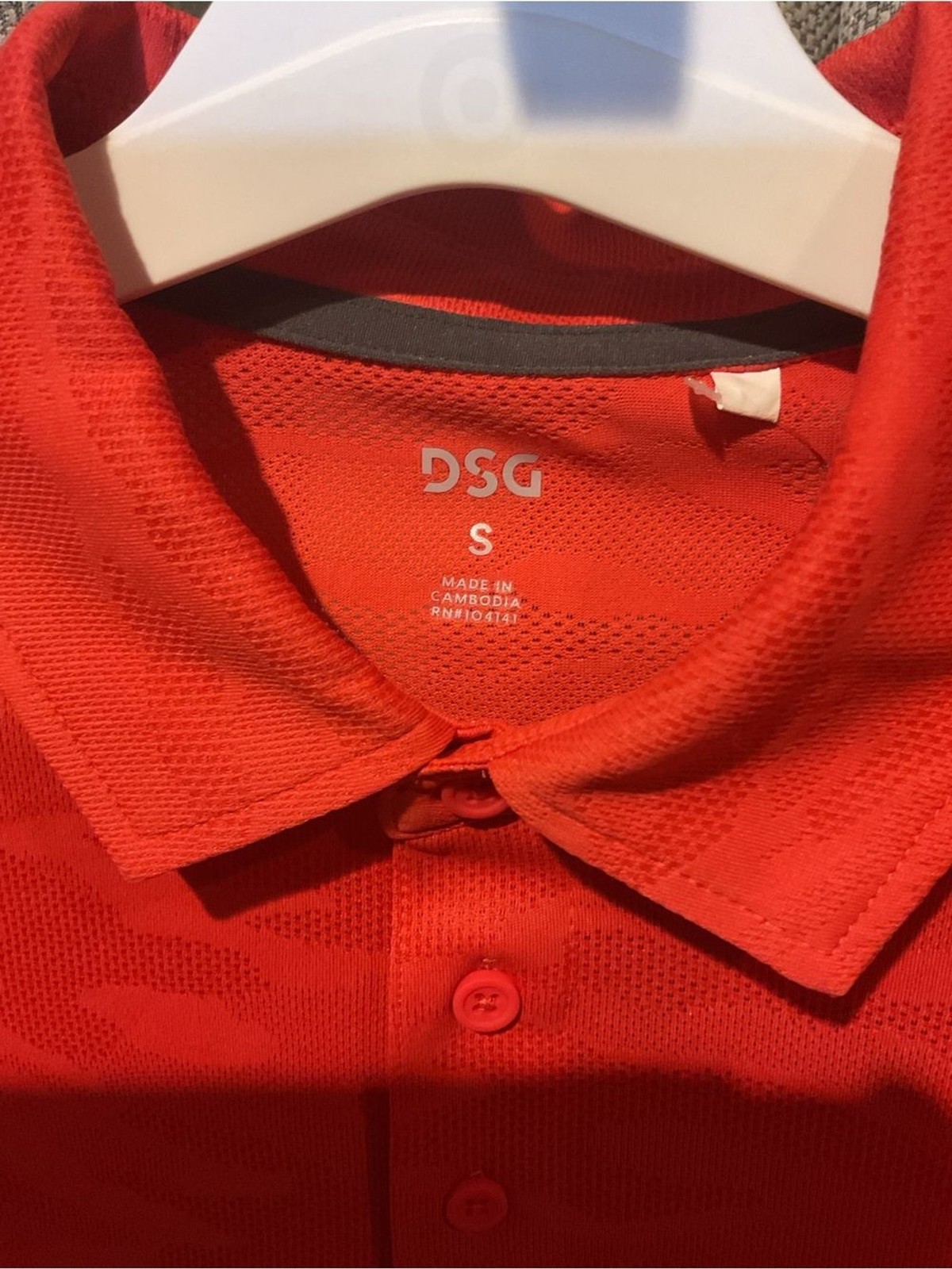 DSG Men’s Bright Red Polo Golf Shirt with Subtle Jacquard Pattern S