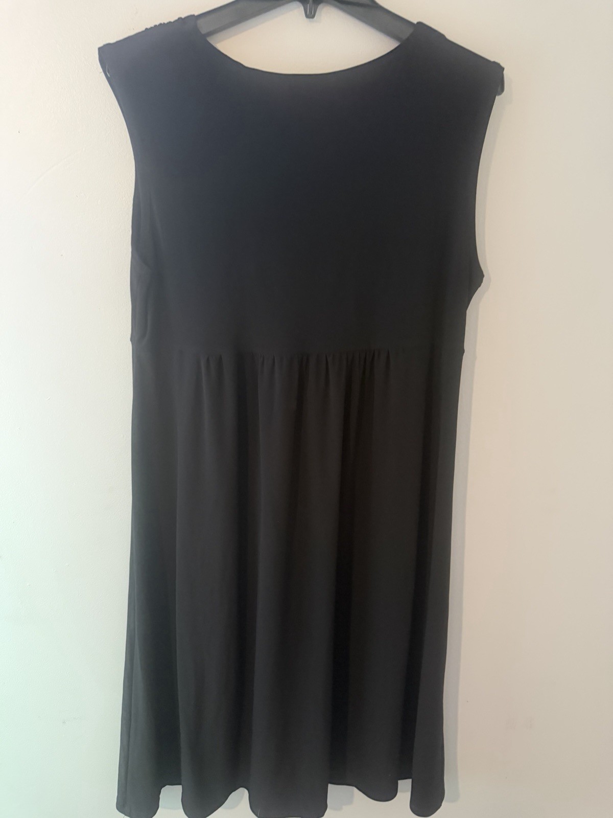 Dressbarn Black Sleeveless V Neck Midis Dress With Gold Waist Medallion Size 14W