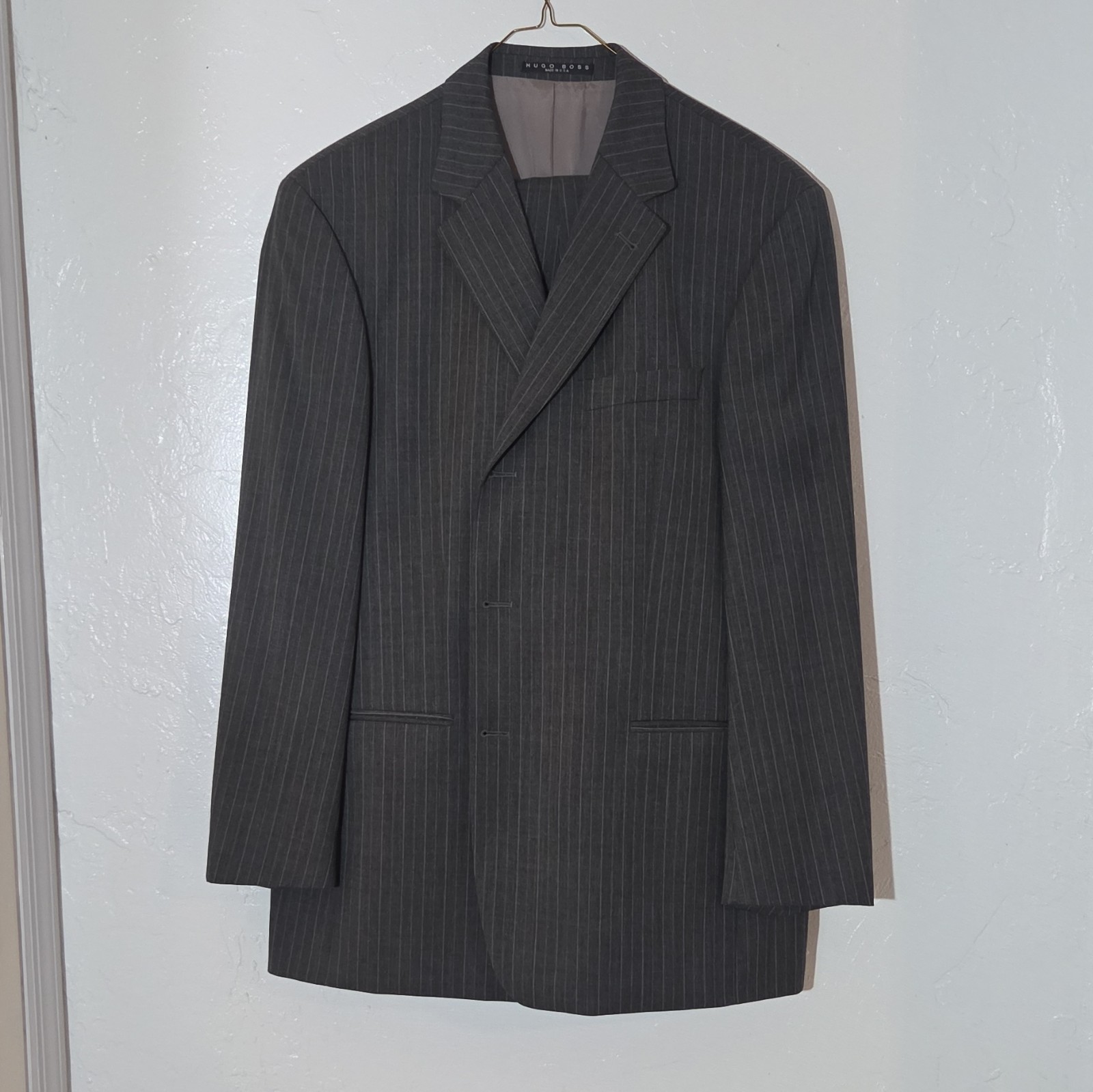 Hugo Boss Men’s Pinstripe Suit 44R 100% Virgin Wool Dark Gray Charcoal 2 Pieces