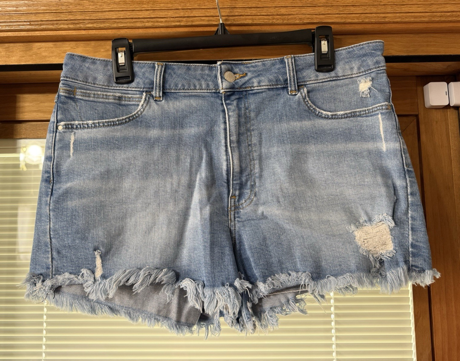 Wrangler High Rise Light Wash Blue Denim Cut Off Shorts 5-Pocket Size 3/4