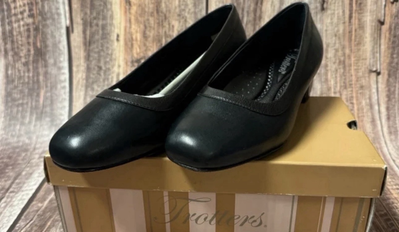 Never Worn Trotters Navy and Pewter Pump Size 6.5W Item #PHK6940
