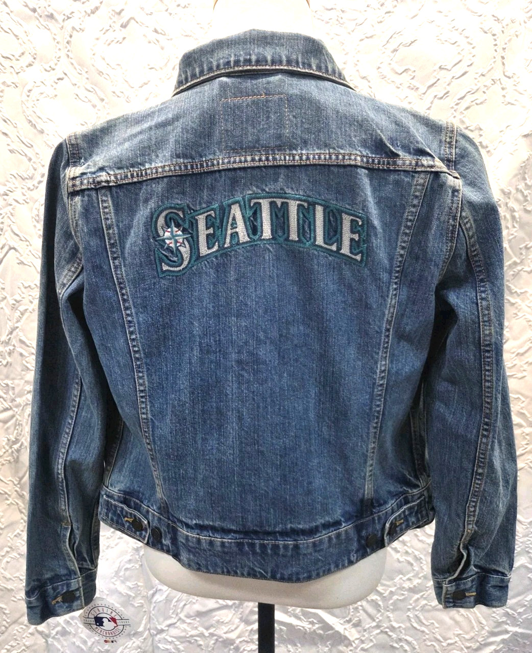NWT Levis Seattle Mariners MLB Womens Denim Trucker Jacket L Light Indigo $108