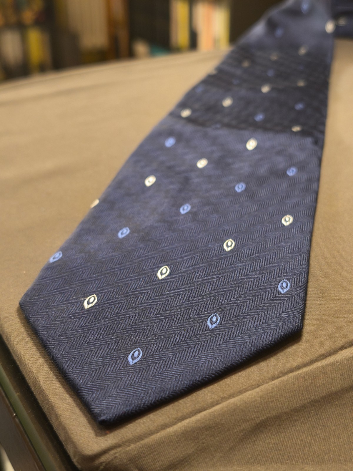 Octavian Couple – Solid Color Tailored Tie with Geometric Micro Design
