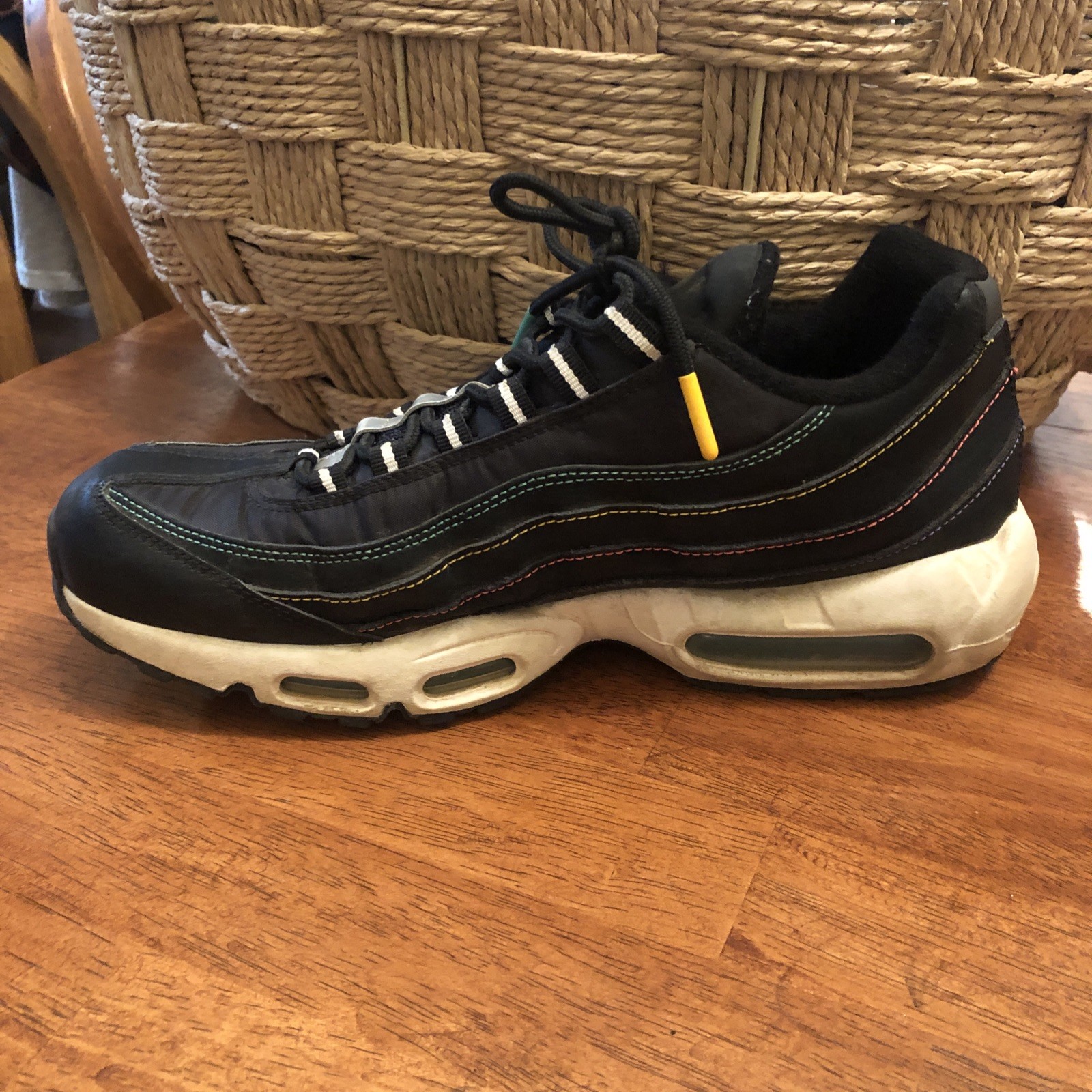 NIKE Air Max 95 SE Windbreaker Size 10.5 AJ2018-023 Black Flash Crimson