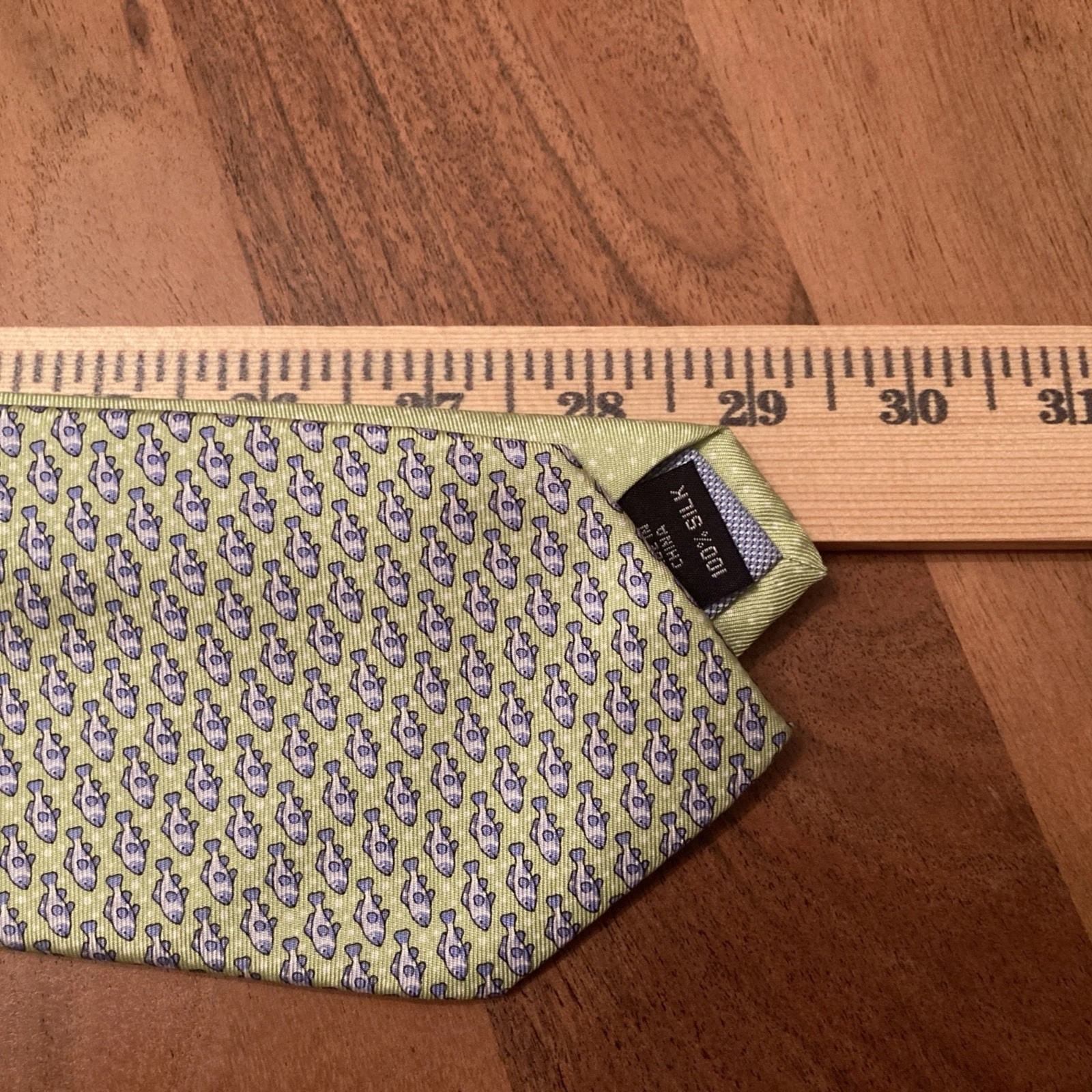 Tommy Hilfiger Green Silk Tie Blue Fish Pattern 3.25″ x 59″ | T880