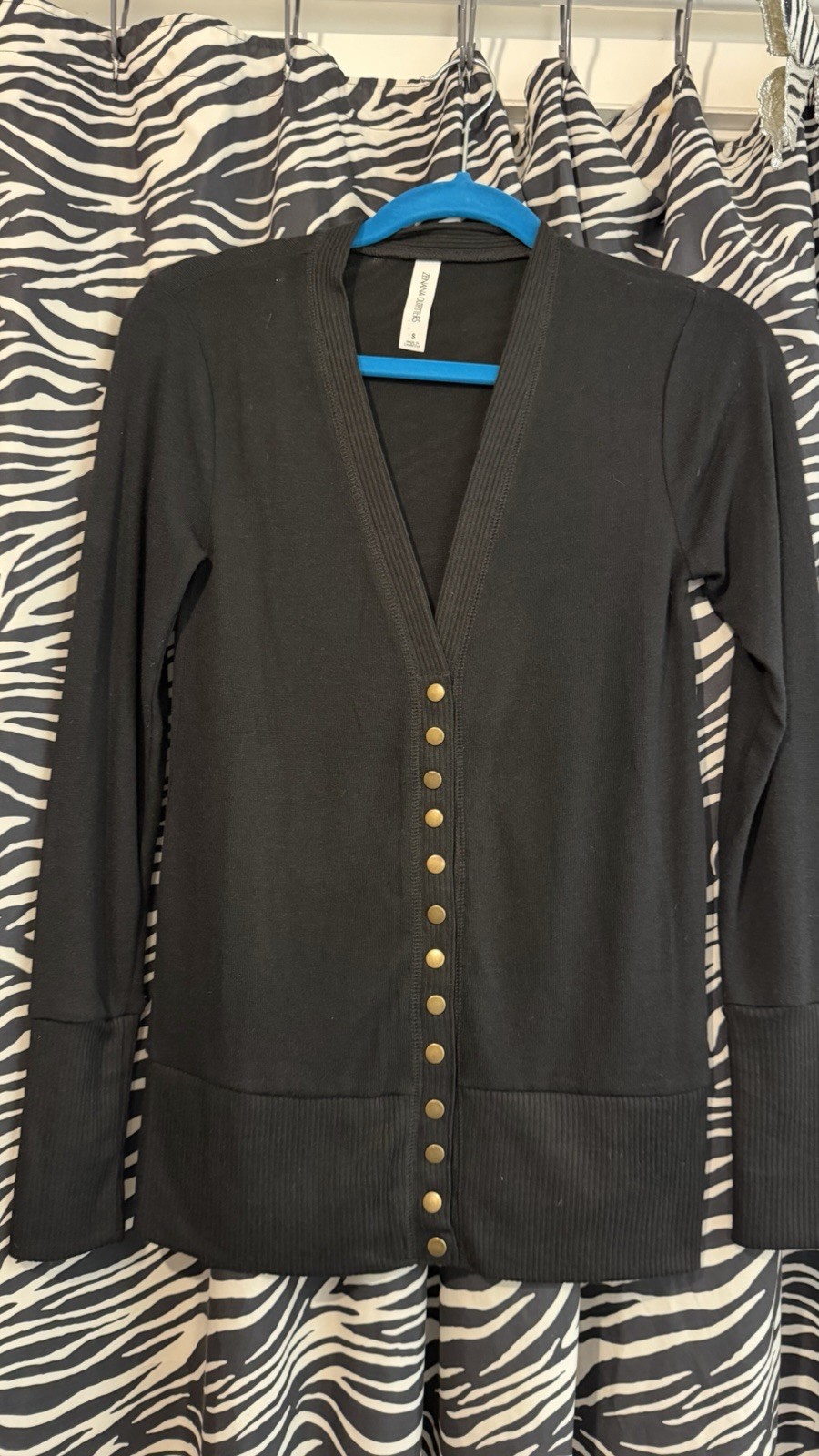 Zenana Outfitters Women’s Black V-Neck Button Front Solid Knit Cardigan S