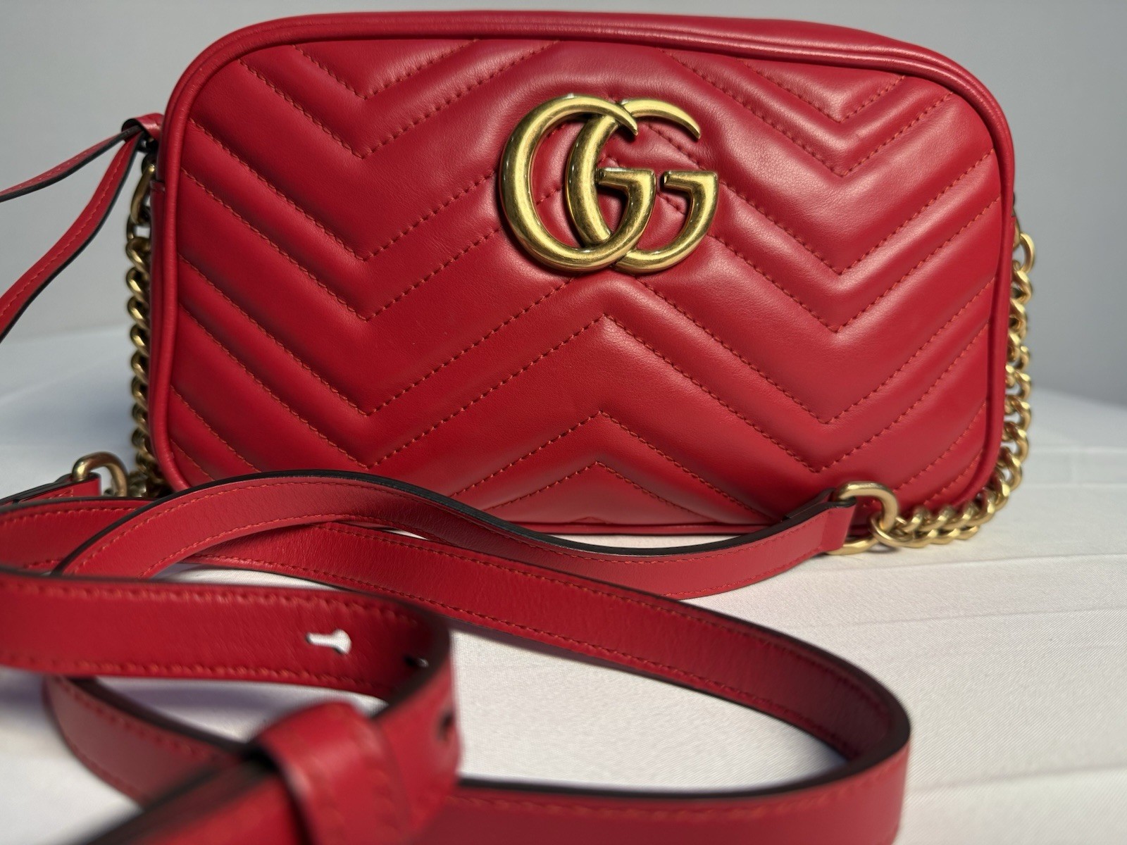 Gucci GG Marmont Red Matelasse Chevron Quilted Logo Zip Gold Chain Strap