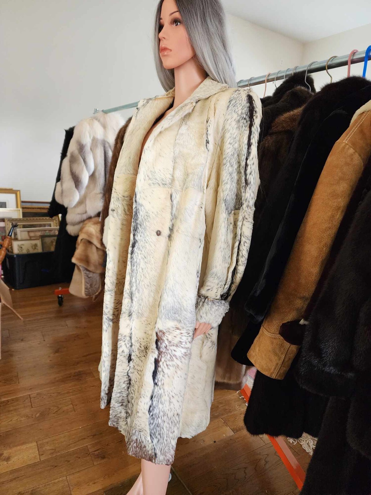 Fur Coat Full Length: Shoulder 18in, Length 41in, Sleeve 25in