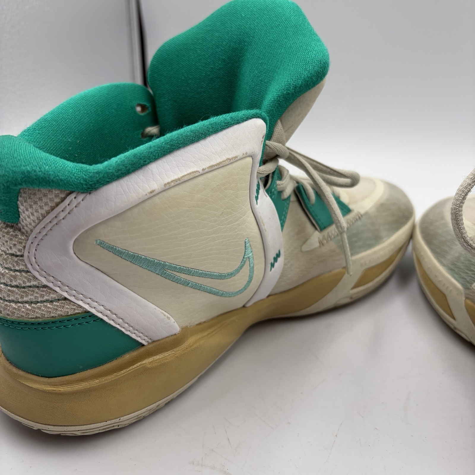 Boy’s Nike Sue Bird x Kyrie Infinity “Golden Tribute” SIze 7Y or W8.5 DD0334-002