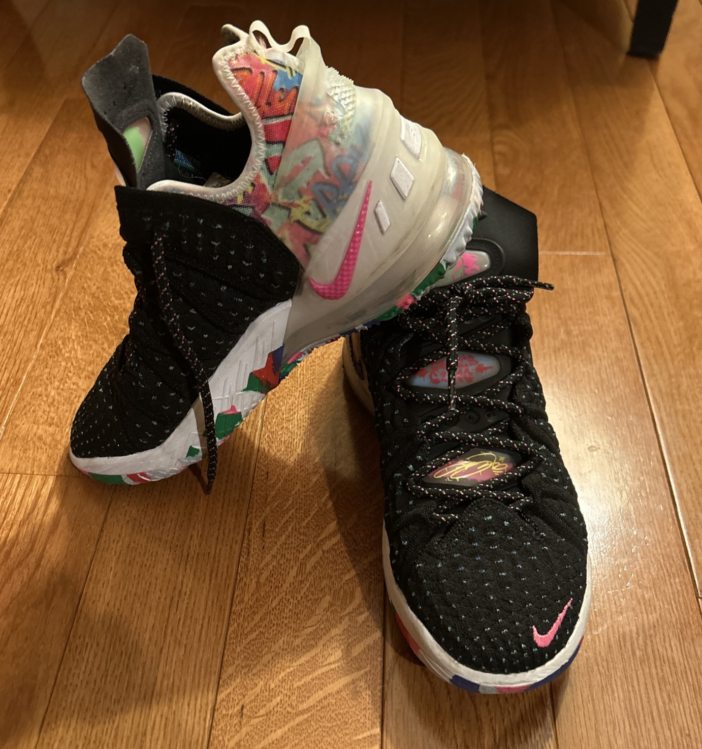 Nike LeBron Men’s Sz 7.5 James Gang Black Basketball Shoes Multi Color Graffiti