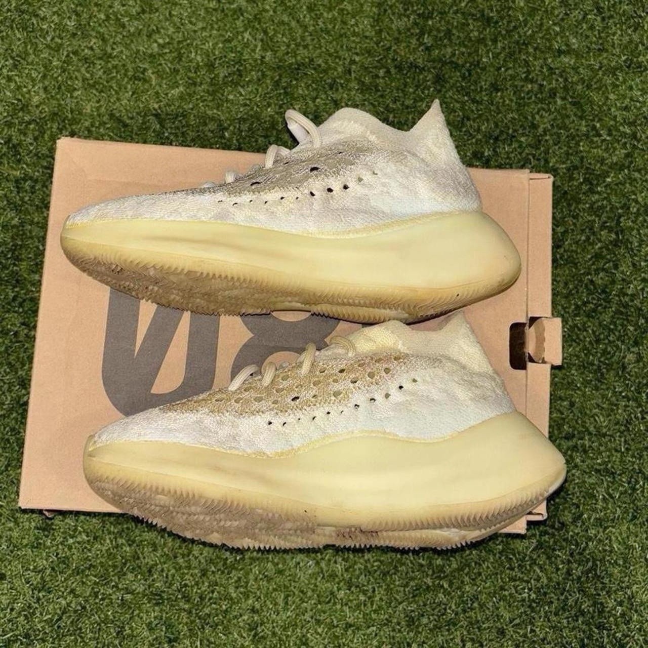adidas Yeezy Boost 380 Calcite Glow Yellow Low Top Men’s Lace-Up GZ8668