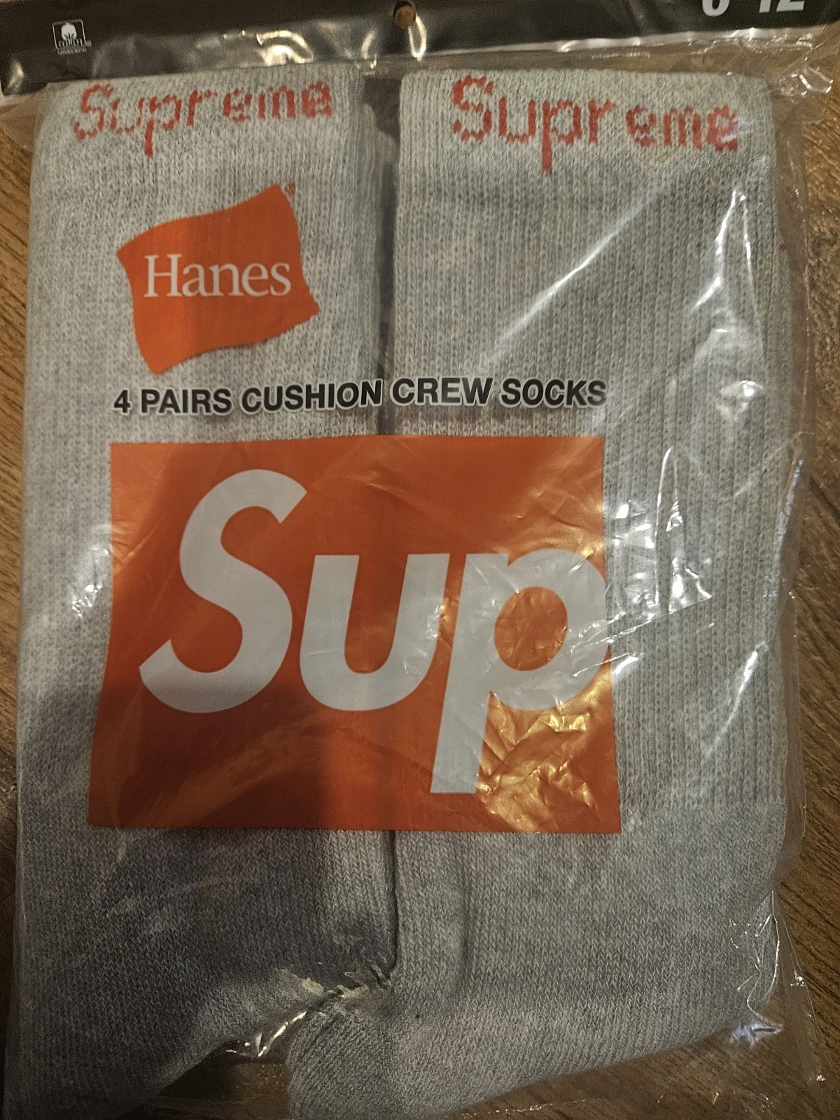SUPREME SOCKS 2 PAIRS GREY COLOR( ONLY NO THE PACK)