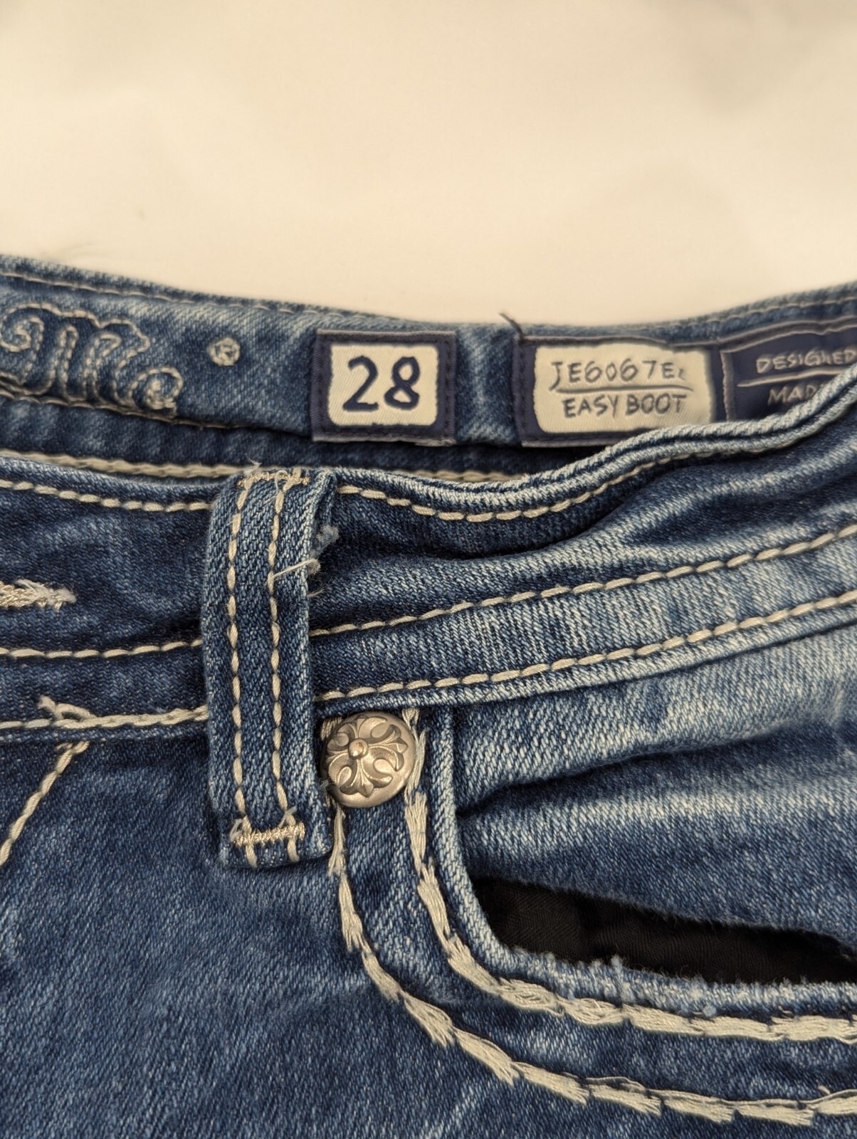 Miss Me Mid Rise Easy Boot Embroidered Jeans in Women’s Size 30×33 (28 Tag)