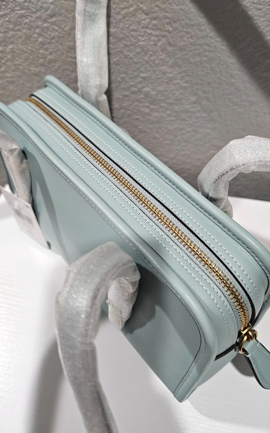 COACH NWT CM565 Swing Zip 25 Shoulder Bag LIGHT BLUE Glovetanned Leather